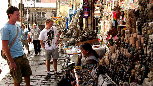 <!DOCTYPE html>
<html>
<head>
</head>
<body>
<p>Recojo del hotel para visitar la calle de bordadores de trajes t&iacute;picos, el Mercado de las Brujas Iglesia de San Francisco, la Plaza Murillo, Palacio Ejecutivo, Palacio Legislativo, la Catedral Metropolitana y el Mirador de Killi Killi. Traslado en telef&eacute;rico para disfrutar de las vistas de la ciudad de La Paz. Visita al Valle de la Luna. Retorno al hotel.</p>
<p><em><strong>Opcional:</strong></em></p>
<p>Visita a un taller de cer&aacute;mica para apreciar el arte en arcilla de vasijas</p>
<p>&nbsp;</p>
</body>
</html>