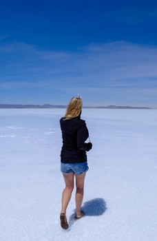 <!DOCTYPE html>
<html>
<head>
</head>
<body>
<p><strong>D&iacute;a 1:&nbsp;</strong>Contacto en Uyuni (Aeropuerto, estaci&oacute;n de buses u hotel). Partida hacia el cementerio de trenes para luego dirigirse al Gran Salar, visitando en el camino el pueblo de Colchani, donde visitaremos las artesanias de sal. Continuaci&oacute;n al salar, visitando los ojos de agua, adem&aacute;s de observar los montones de sal, continuaci&oacute;n a la Isla Incahuasi (conocida como Isla Pescado) donde se podr&aacute; observar los famosos Cactus gigantes y almorzaremos, para posteriormente&nbsp;dirigirnos hacia Atulcha y pasar la noche en el hotel de Sal Marith. Almuerzo/Cena</p>
<p><strong>D&iacute;a 2:&nbsp;</strong>Salida hacia el Salar de Chiguana, donde observaremos el Volcan Ollague desde un mirador, para luego dirigirnos hacia el Desierto de Siloli, pasando por las lagunas: Ca&ntilde;apa, Hedionda, Charcota, Ramaditas, Honda. Llegamos al Arbol de Piedra para luego continuar hacia Laguna Colorada, donde pasaremos la noche en un Albergue Basico. Desayuno, Almuerzo, Cena.</p>
<p><strong>D&iacute;a 3:&nbsp;</strong>Partimos hacia las Aguas Termales, pasando por Sol de Ma&ntilde;ana donde observaremos los Geisers. Para luego continuar por el desierto de Dali, la Laguna Verde y el Valle de las Rocas, finalizando nuestro viaje en Uyuni.&nbsp;A hora conveniente traslado a Uyuni (Aeropuerto, estaci&oacute;n de buses u hotel). Desayuno, Almuerzo.</p>
<p>&nbsp;</p>
</body>
</html>