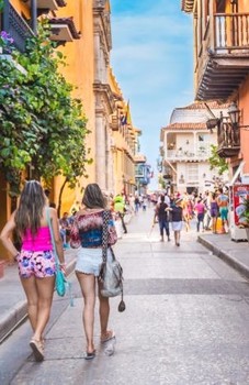 <!DOCTYPE html>
<html>
<head>
</head>
<body>
<p style="text-align: justify;">La brisa marina y los atardeceres que transforman los colores de las fachadas de casas de m&aacute;s de 400 a&ntilde;os hechizan a los visitantes en&nbsp;<strong>Cartagena de Indias</strong>. Esta ciudad, Patrimonio Hist&oacute;rico de la Humanidad, con&nbsp;<strong>tesoros coloniales</strong>&nbsp;&nbsp;fue fundada en 1533 por<strong>&nbsp;Pedro de Heredia</strong>, conserva la arquitectura colonial de sus construcciones y el conjunto de fortificaciones m&aacute;s completo de Suram&eacute;rica.&nbsp;</p>
<p style="text-align: justify;"><strong>Cartagena</strong>,<strong>&nbsp;Colombia</strong>&nbsp;suma a los encantos de su arquitectura colonial, republicana y moderna, los atractivos de una intensa vida nocturna, festivales culturales, paisajes exuberantes, magn&iacute;ficas playas, excelente oferta gastron&oacute;mica y una importante infraestructura hotelera y tur&iacute;stica.&nbsp;Es una ciudad fant&aacute;stica que guarda los secretos de la historia en sus murallas y balcones, en sus construcciones y en sus angostos caminos de piedra.</p>
<p style="text-align: justify;">Enmarcada por una hermosa bah&iacute;a,&nbsp;<strong>Cartagena</strong>&nbsp;de Indias es una de las ciudades m&aacute;s bellas y conservadas de&nbsp;<strong>Am&eacute;rica</strong>.</p>
<p style="text-align: justify;">&nbsp;</p>
</body>
</html>