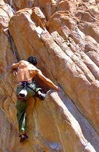 <!DOCTYPE html>
<html>
<head>
</head>
<body>
<p>La escalada es un deporte de ascenso vertical en roca, hielo o combinando ambos, en el que pones en juego tu destreza f&iacute;sica y control mental, llev&aacute;ndote a conocer y explorar sensaciones sin l&iacute;mite.</p>
</body>
</html>