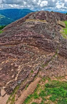 <!DOCTYPE html>
<html>
<head>
</head>
<body>
<p><span data-path-to-node="8,0,0">Disfruta de una experiencia completa en los Valles Cruce&ntilde;os con este paquete vacacional. </span><span data-path-to-node="8,0,2"><span class="citation-1077">El programa est&aacute; dise&ntilde;ado para ofrecer una mezcla perfecta entre arqueolog&iacute;a, naturaleza y experiencias gastron&oacute;micas locales como la ruta del caf&eacute; y el vino.</span></span></p>
<p><span data-path-to-node="8,0,2"><span class="citation-1077"><span data-path-to-node="8,1,0"><strong data-path-to-node="8,1,0" data-index-in-node="0">Lugares a Visitar:</strong></span></span></span></p>
<p><span data-path-to-node="8,0,2"><span class="citation-1077"><span data-path-to-node="8,1,2"><strong data-path-to-node="8,1,2" data-index-in-node="2"><span class="citation-1076">El Fuerte de Samaipata:</span></strong><span class="citation-1076"> Recorrido con gu&iacute;a local por la roca esculpida m&aacute;s grande del mundo y visita al Museo Arqueol&oacute;gico.</span></span></span></span></p>
<p><span data-path-to-node="8,0,2"><span class="citation-1077"><span data-path-to-node="8,1,5"><strong data-path-to-node="8,1,5" data-index-in-node="2"><span class="citation-1075">Cuevas Coffee:</span></strong><span class="citation-1075"> Un recorrido por el vivero y cafetal donde conocer&aacute;s el proceso de lavado, secado, almac&eacute;n y tueste, finalizando con una degustaci&oacute;n de caf&eacute;.</span></span></span></span></p>
<p><span data-path-to-node="8,0,2"><span class="citation-1077"><span data-path-to-node="8,1,8"><strong data-path-to-node="8,1,8" data-index-in-node="2"><span class="citation-1074">Bodega Uvairenda:</span></strong><span class="citation-1074"> Paseo por los vi&ntilde;edos con gu&iacute;a local para conocer la producci&oacute;n vitivin&iacute;cola de la zona y degustaci&oacute;n de vino.</span></span></span></span></p>
<p><span data-path-to-node="8,0,2"><span class="citation-1077"><span data-path-to-node="8,1,11"><strong data-path-to-node="8,1,11" data-index-in-node="2"><span class="citation-1073">El Refugio del Colibr&iacute;:</span></strong><span class="citation-1073"> Caminata por senderos naturales y miradores ideales para la observaci&oacute;n de aves.</span></span></span></span></p>
</body>
</html>