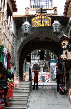 <!DOCTYPE html>
<html>
<head>
</head>
<body>
<p>Recojo del hotel para visitar la calle de bordadores de trajes t&iacute;picos, el Mercado de las Brujas Iglesia de San Francisco, la Plaza Murillo, Palacio Ejecutivo, Palacio Legislativo, la Catedral Metropolitana y el Mirador de Killi Killi. Traslado en telef&eacute;rico para disfrutar de las vistas de la ciudad de La Paz. Visita al Valle de la Luna. Retorno al hotel.</p>
<p><em><strong>Opcional:</strong></em></p>
<p>Visita a un taller de cer&aacute;mica para apreciar el arte en arcilla de vasijas</p>
<p>&nbsp;</p>
</body>
</html>