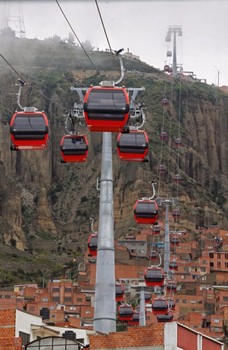 <!DOCTYPE html>
<html>
<head>
</head>
<body>
<p>Inmediatamente al recojo del hotel nos dirigiremos hacia la estaci&oacute;n del telef&eacute;rico amarillo para subir a la ciudad de El Alto y comenzar con la aventura de contrastes en las alturas. Despu&eacute;s de un almuerzo acompa&ntilde;ado de una vista privilegiada de dos ciudades, continuamos con la visita a la m&iacute;stica calle de los yatiris, calle de las brujas, y la feria m&aacute;s grande de sud am&eacute;rica en la que se puede encontrar desde un alfiler hasta veh&iacute;culos de todo tipo, visita que se realiza por aire y tierra siendo parte del cotidiano vivir de la gente.</p>
<p>Continuamos la visita por la fabulosa arquitectura neo andina (Cholets), que forman parte de un conjunto casas llenas de im&aacute;genes y contrastes inspirados en el altiplano y la milenaria cultura Tiwanaku formando parte de la nueva burgues&iacute;a andina, mostrando la rebeld&iacute;a de arquitect&oacute;nica de una ciudad en constante crecimiento. Terminamos esta aventura en un espect&aacute;culo que muestra el esp&iacute;ritu guerrero de la mujer de pollera haciendo gala de sus habilidades sobre el ring.</p>
</body>
</html>