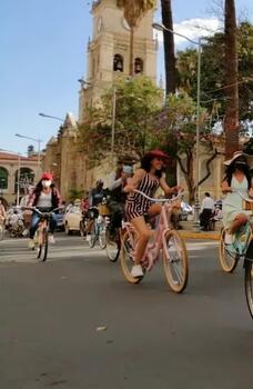 <!DOCTYPE html>
<html>
<head>
</head>
<body>
<p><span data-path-to-node="12,0,1"><span class="citation-191">Traslado en veh&iacute;culo privado al inicio de nuestro recorrido</span></span><span data-path-to-node="12,0,3">. </span><span data-path-to-node="12,0,5"><span class="citation-190">Breve indicaci&oacute;n de seguridad antes de recibir la bicicleta</span></span><span data-path-to-node="12,0,7">. </span><span data-path-to-node="12,0,9"><span class="citation-189">Durante el trayecto conoceremos diferentes barrios de la cuidad</span></span><span data-path-to-node="12,0,11">. </span><span data-path-to-node="12,0,13"><span class="citation-188">Podremos observar variedad de flora y fauna que rodean a la laguna Alalay, pasaremos cerca al monumento del Cristo de la Concordia</span></span><span data-path-to-node="12,0,15">. </span><span data-path-to-node="12,0,17"><span class="citation-187">De igual manera recorreremos por un pintoresco lugar llamado El Pueblito, uno de los primeros asentamientos ind&iacute;genas que existieron en la ciudad</span></span><span data-path-to-node="12,0,19">. </span><span data-path-to-node="12,0,21"><span class="citation-186">A lo largo de la ruta, brindaremos datos sobre la historia de Cochabamba y tendr&aacute;n comentarios sobre los sitios por los que pasemos</span></span><span data-path-to-node="12,0,23">. </span><span data-path-to-node="12,0,25"><span class="citation-185">Tambi&eacute;n nos detendremos de vez en cuando para estirar las piernas y tomar fotograf&iacute;as</span></span><span data-path-to-node="12,0,27">.</span></p>
</body>
</html>