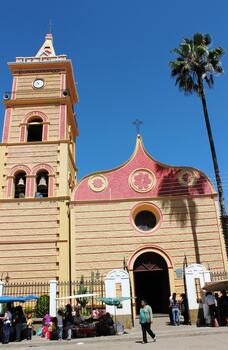 <!DOCTYPE html>
<html>
<head>
</head>
<body>
<p>Mizque, valle de extraordinaria belleza, con campos cubiertos de huertos<br />frutales y sembrad&iacute;os... denominado tambi&eacute;n "Miski" o tierra dulce, porque<br />al llegar los espa&ntilde;oles quedaron maravillados por la fertilidad y el clima de<br />estas tierras.<br />Este municipio fundado en 1581, sirvi&oacute; de sede al obispado de la provincia<br />de Santa Cruz de la Sierra hasta 1767.<br />Alberga en sus tierras "el Puente de los libertadores", un antiguo puente de<br />estructura colonial sobre el r&iacute;o Kuri, como testimonio del paso del Libertador<br />Sim&oacute;n Bolivar, hacia la Ciudad de la Plata (Sucre) en su recorrido por el alto<br />Per&uacute;.<br />Se encuentra el museo arqueol&oacute;gico, donde se expone piezas arqueol&oacute;gicas,<br />cer&aacute;micas precolombinas, f&oacute;siles y trajes t&iacute;picos de Rakaypampa. La historia<br />de Mizque se remonta hasta culturas anteriores a la incaica y entre los<br />vestigios que nos dejaron se encuentran: Grabados en piedra en Inca Huasi,<br />Uyuchama con un mapa estelar con figuras de animales, pintura rupestre en<br />el parque etnogr&aacute;fico Taboada. Los vestigios que quedan de la presencia de<br />la cultura incaica son Lakha Tambo.</p>
</body>
</html>
