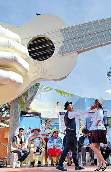 <!DOCTYPE html>
<html>
<head>
</head>
<body>
<p><span data-path-to-node="3,1"><span class="citation-103">Vive una experiencia cultural profunda viajando desde Cochabamba hasta la sede del </span><strong data-path-to-node="3,1" data-index-in-node="83"><span class="citation-103">Festival del Charango</span></strong></span><span data-path-to-node="3,3">. </span><span data-path-to-node="3,5"><span class="citation-102">En este recorrido, descubrir&aacute;s el arte de los maestros constructores de instrumentos </span></span><span data-path-to-node="3,8"><span class="citation-101">, degustar&aacute;s el tradicional </span><strong data-path-to-node="3,8" data-index-in-node="28"><span class="citation-101">Uchuku Aiquile&ntilde;o</span></strong> </span><span data-path-to-node="3,11"><span class="citation-100">y ser&aacute;s testigo de la m&iacute;stica del </span><strong data-path-to-node="3,11" data-index-in-node="34"><span class="citation-100">Mast'aku</span></strong><span class="citation-100">, una ofrenda ancestral que conecta el mundo de los vivos con el de los muertos</span></span><span data-path-to-node="3,13">.</span></p>
<p><span data-path-to-node="3,13"><span data-path-to-node="4,1"><span class="citation-99">El tour incluye una noche de gala en la </span><strong data-path-to-node="4,1" data-index-in-node="40"><span class="citation-99">Gran Pe&ntilde;a de Pe&ntilde;as</span></strong><span class="citation-99"> con grupos folkl&oacute;ricos de renombre </span></span><span data-path-to-node="4,4"><span class="citation-98">, visitas a una f&aacute;brica de quesos y el avistamiento de la planta que florece cada 100 a&ntilde;os</span></span><span data-path-to-node="4,6">.</span></span></p>
</body>
</html>