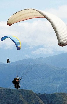 <!DOCTYPE html>
<html>
<head>
</head>
<body>
<p>Un vuelo en parapente biplaza (t&aacute;ndem) dirigido por un piloto profesional, donde el pasajero, sin ninguna instrucci&oacute;n o conocimiento, descubre y disfruta las sensaciones del vuelo libre.</p>
</body>
</html>